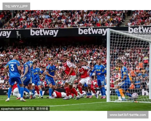 英格兰足球超级联赛：利兹联后卫科赫头球破门